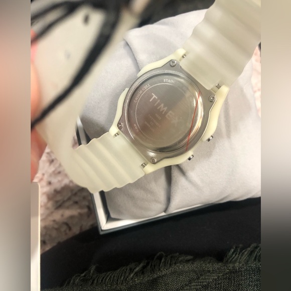 Timex T80 Glow In The Dark Watch - Picture 10 of 11